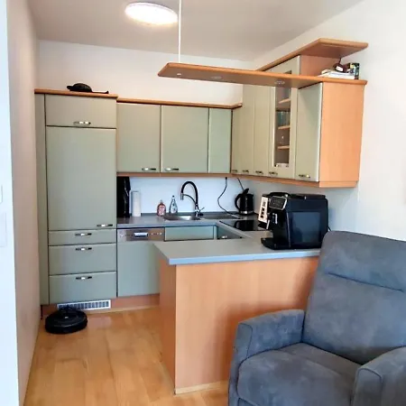 Zentrale 2-zimmer-wohnung Mit Balkon & Parkplatz