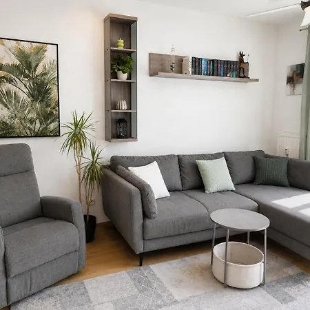Zentrale 2-zimmer-wohnung Mit Balkon & Parkplatz